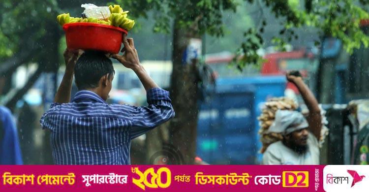 বৃষ্টিতে চলাচলে বিঘ্ন, খেটে খাওয়া মানুষের ভোগান্তি