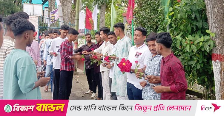 নবীন শিক্ষার্থীদের ফুল-কলম-চকলেট দিয়ে বরণ করে নিলো ছাত্রদল