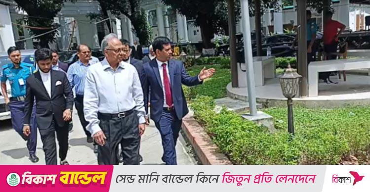‘আপনি দাঁড়িয়ে যাবেন আমি বসাইয়া দিমু, সবাই ভাববে আমাদের খাতির নেই’