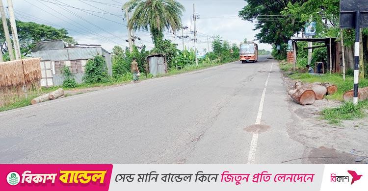 সড়ক-রেলপথ অবরোধ / ভাঙ্গায় থমথমে পরিস্থিতিতে যানবাহন চলাচল স্বাভাবিক