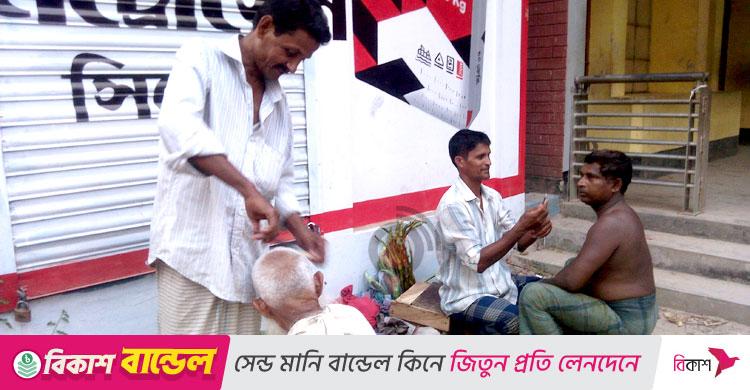 সেলুন-পার্লারের ভিড়ে দেখা মেলে না ভ্রাম্যমাণ নাপিতের