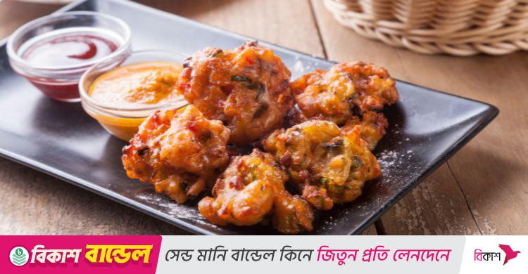 বৃষ্টিভেজা সন্ধ্যায় বানিয়ে নিন চিকেন পাকোড়া