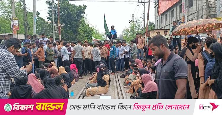 পলিটেকনিক শিক্ষার্থীদের অবরোধে দিনাজপুরে আটকা ৩ ট্রেন