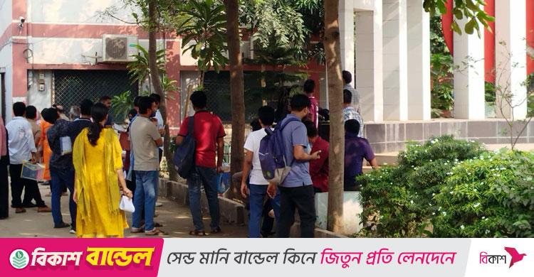 ৪৭তম বিসিএস প্রিলি: কেন্দ্রে প্রবেশ করছেন পরীক্ষার্থীরা