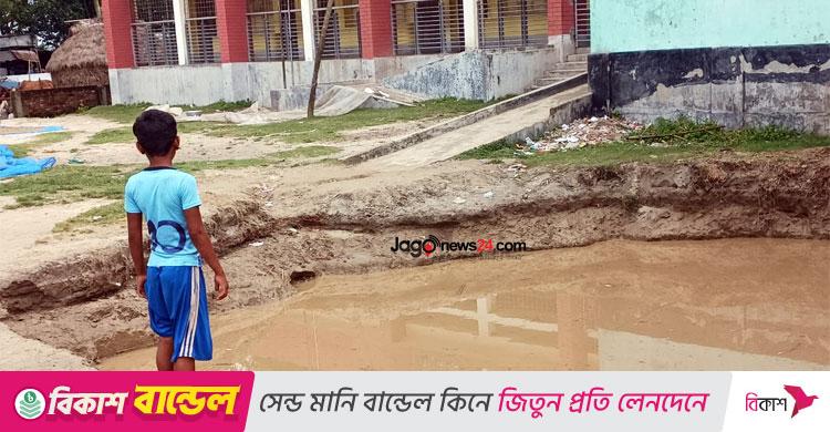 স্কুল মাঠের মাটি কেটে হচ্ছে শিশুপার্ক