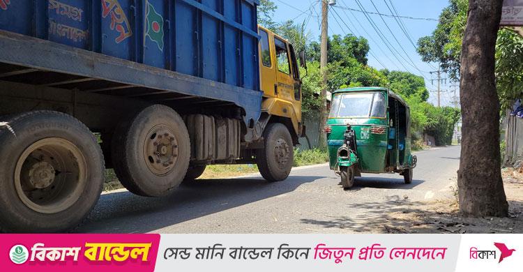 আড়াই কিলোমিটার সড়কে ১৮ গতিরোধক