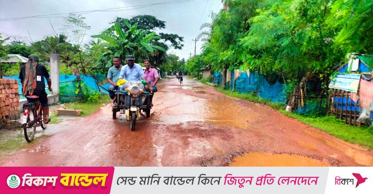 বর্ষা হলেই রাস্তায় হাঁটু পানি, রোদে ধুলায় অন্ধকার