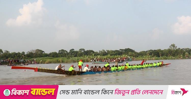 আড়িয়াল খাঁ নদে নৌকাবাইচ দেখতে হাজারো মানুষের ভিড়