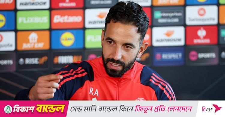 পোপও ম্যানইউ কোচের কৌশল বদলাতে পারবেন না!