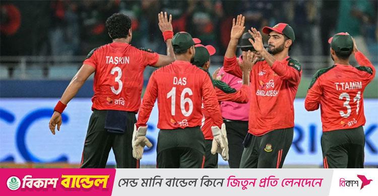 লঙ্কানদের চেপে ধরেছেন তাসকিন-মেহেদী