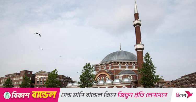 দাঁতে আটকে থাকা খাবার খেয়ে ফেললে কি নামাজ নষ্ট হয়ে যায়?