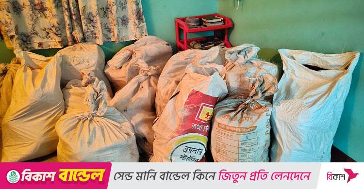 সাবেক ভূমিমন্ত্রীর অবৈধ সম্পদ অর্জনের ২৩ বস্তা আলামত উদ্ধার