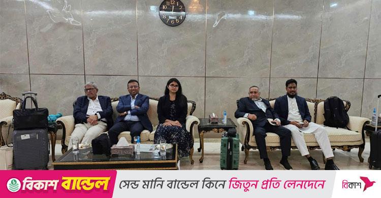 ভিভিআইপি লাউঞ্জে ফ্লাইটের অপেক্ষায় প্রধান উপদেষ্টার সফরসঙ্গীরা