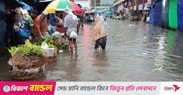 বৃষ্টিতে নাজেহাল কারওয়ানবাজার