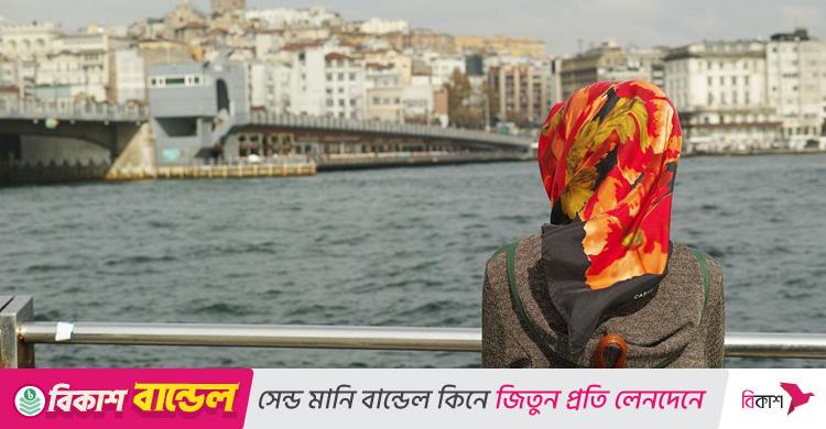 বিবাহিত নারী বাবার বাড়িতে গেলে কি নামাজ কসর করবেন?