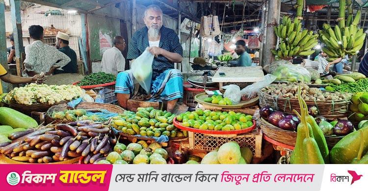 বরিশাল / সবজির দাম কমলেও বৃষ্টিতে দেখা মিলছে না ক্রেতার