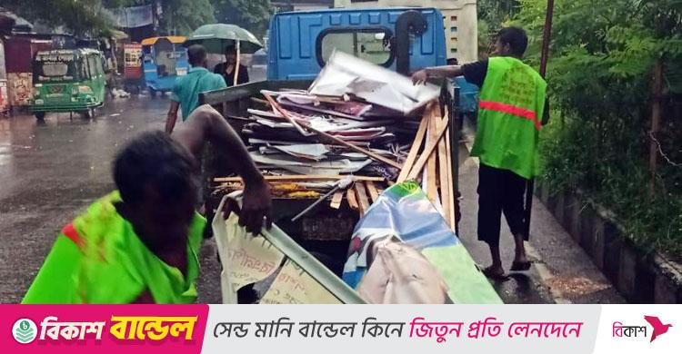 ব্যানার, পোস্টার অপসারণে ডিএনসিসির উচ্ছেদ অভিযান শুরু