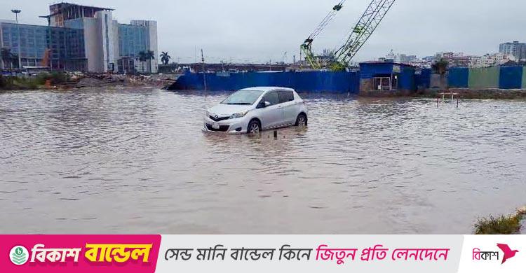 টানা বৃষ্টিতে শাহজালাল বিমানবন্দর এলাকায় হাঁটু পানি
