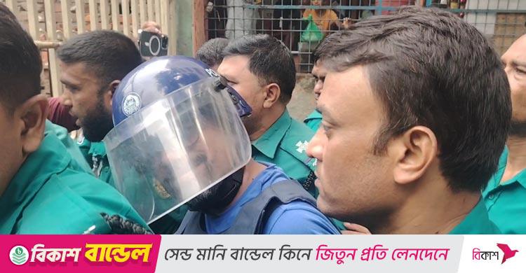 প্রিজন ভ্যান থেকে ‘ভি’ চিহ্ন দেখালেন পলক