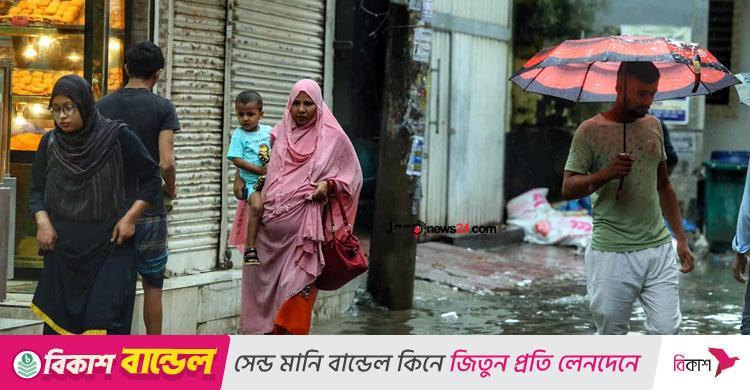 ভারী বৃষ্টিতে ঢাকার বিভিন্ন এলাকায় জলাবদ্ধতা, দুর্ভোগে নগরবাসী