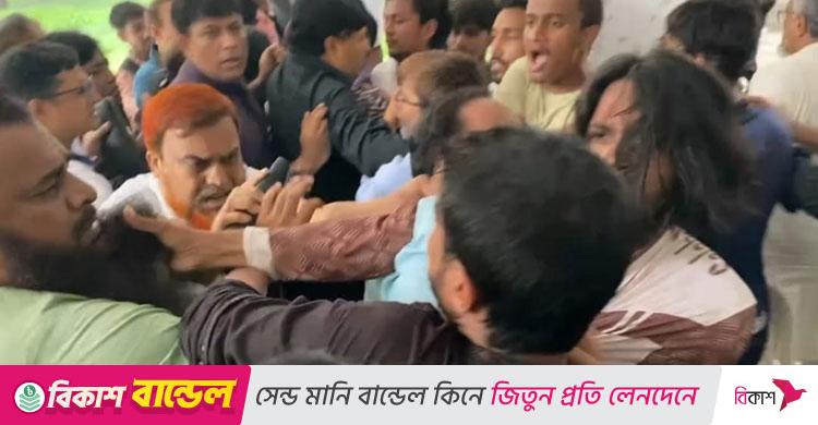 শিক্ষকদের ওপর হামলা / বিচার নিশ্চিত না হওয়া পর্যন্ত রাবির সকল কার্যক্রম বন্ধ ঘোষণা