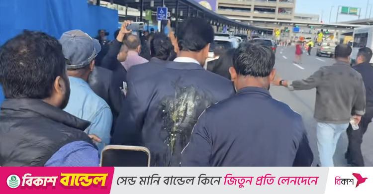 নিউইয়র্কে আখতারকে ডিম নিক্ষেপ করলেন আওয়ামী লীগের নেতাকর্মীরা