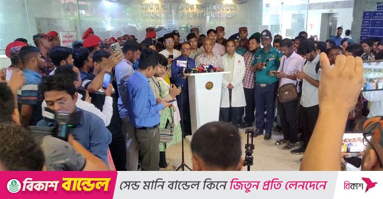 টঙ্গীতে কেমিক্যাল গুদামে আগুন / দগ্ধ ফায়ার সার্ভিস কর্মীদের সহযোগিতার আশ্বাস স্বরাষ্ট্র উপদেষ্টার