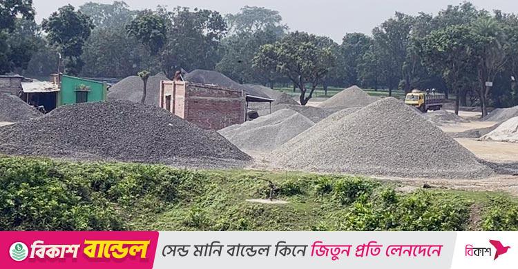 অর্ধেকে নেমেছে সোনামসজিদ স্থলবন্দর দিয়ে পাথর আমদানি