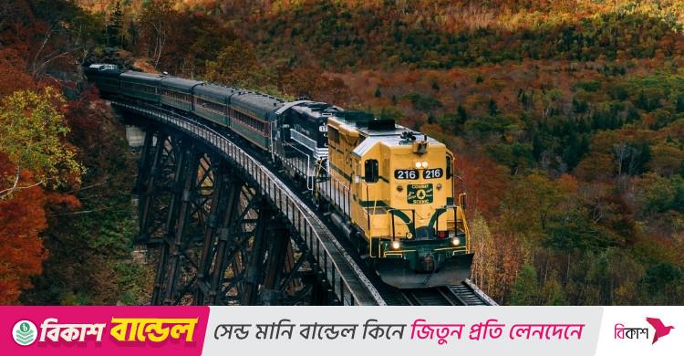 চলন্ত ট্রেনে নামাজে যেভাবে কিবলামুখী হবেন