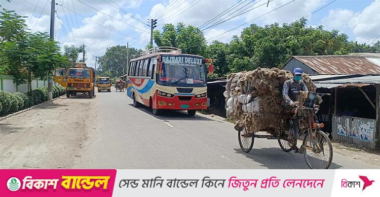মধুখালী-রাজবাড়ী সড়কে এক যুগ পর বাস চলাচল শুরু