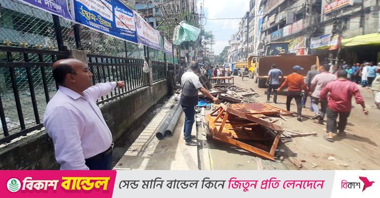 পুরান ঢাকার লক্ষ্মীবাজারে খেলার মাঠ থেকে বস্ত্র মেলা উচ্ছেদ