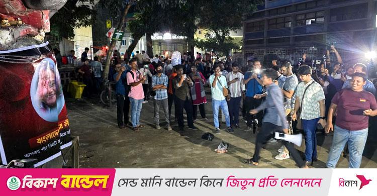 টিএসসিতে শেখ হাসিনার ছবিতে ডিম নিক্ষেপ