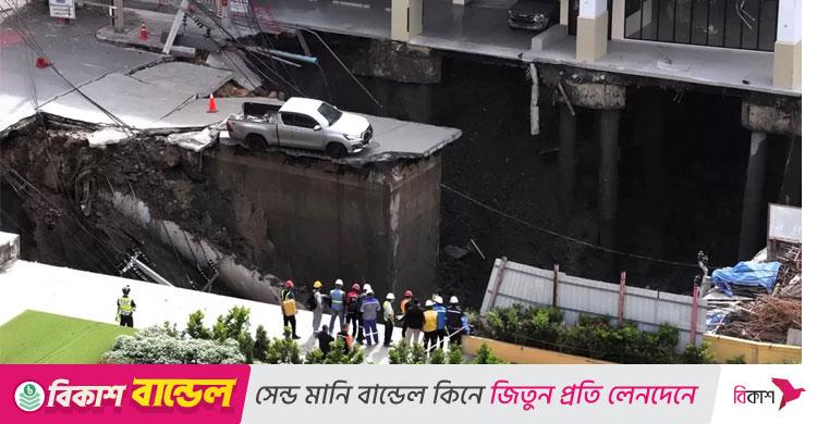 ব্যাংককে ব্যস্ত রাস্তায় ভয়াবহ ভূমিধস, বিশাল গর্তের সৃষ্টি