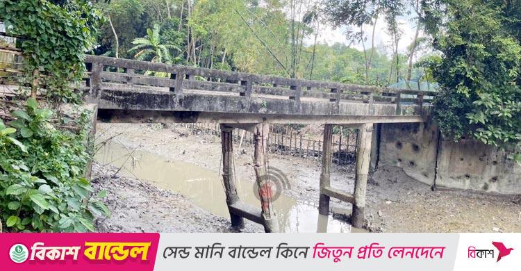পিলার ভেঙে ঝুঁকিতে সেতু, আতঙ্কে ১০ হাজার মানুষ