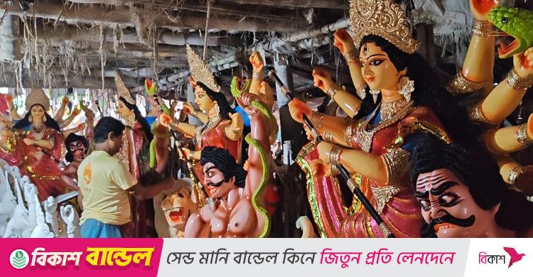রংতুলির শেষ আঁচড় পড়ছে প্রতিমায়, দাম নিয়ে শঙ্কা