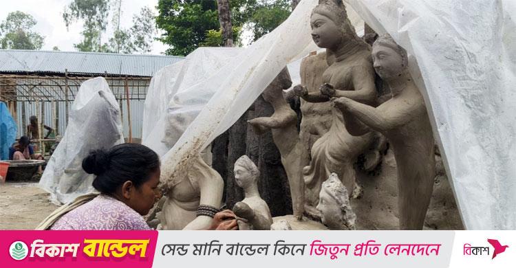 অর্ডার দ্বিগুণ, প্রতিমা তৈরিতে ব্যস্ত নারীরাও