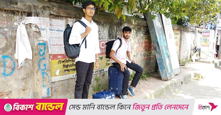 শাটডাউনে শিক্ষকরা, ক্যাম্পাস ছাড়ছেন রাবি শিক্ষার্থীরা