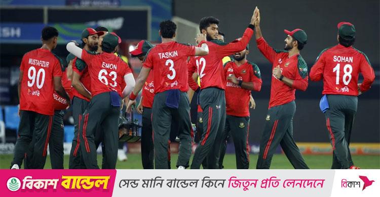 রিশাদের জোড়া আঘাতের পর মোস্তাফিজ, ধীর গতির ব্যাটিং পাকিস্তানের