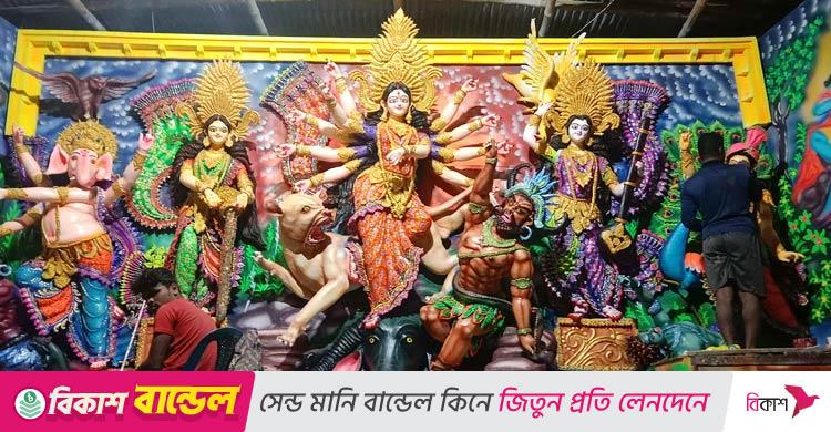 শেষ মুহূর্তে প্রতিমা রাঙাতে ব্যস্ত শিল্পীরা