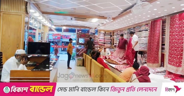 পূজার বাজার: মিরপুর বেনারসি পল্লিতে বেচাকেনা জমজমাট