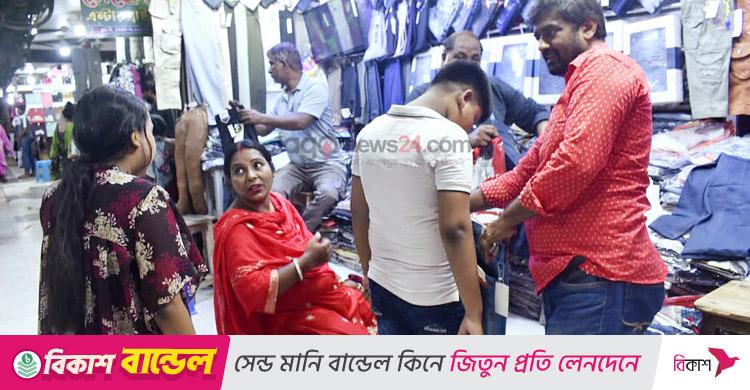 পূজার কেনাকাটা ঘিরে সরগরম রাজধানীর বিপণিবিতান