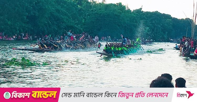কুমার নদে নৌকাবাইচ দেখতে মানুষের ভিড়