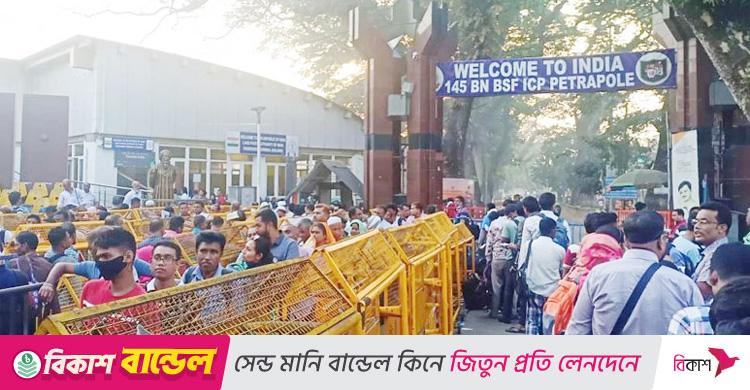 দুর্গাপূজার ছুটিতে বেনাপোলে বেড়েছে ভারতগামী যাত্রীর চাপ