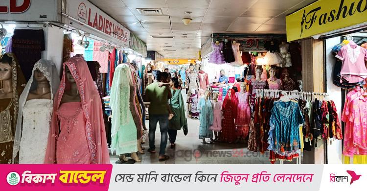 দুর্গাপূজার কেনাকাটা / পোশাকের দোকানে ছুটছেন ক্রেতারা, দাম কম দাবি বিক্রেতাদের