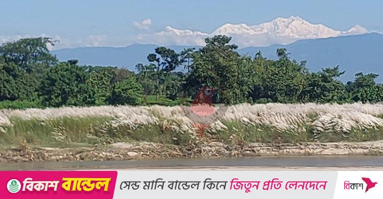 তেঁতুলিয়ার মেঘমুক্ত আকাশে উঁকি দিচ্ছে কাঞ্চনজঙ্ঘা