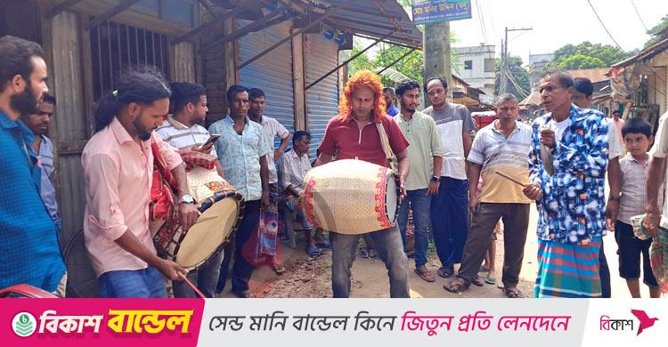 ঢাকের সুরে দুলছে আড়িয়াল খাঁর আকাশ-বাতাস
