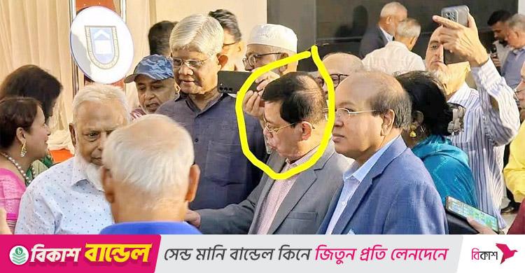 শিক্ষার্থীদের ক্ষোভ / অর্থ উপদেষ্টার পাশে জুলাই হত্যা মামলার আসামি সাবেক উপাচার্য