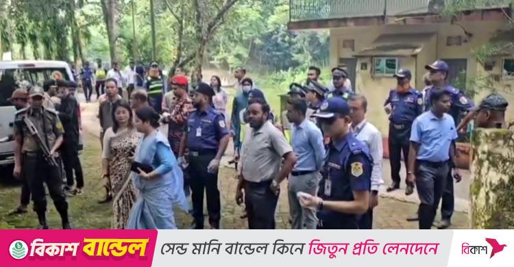 ভিডিও ভাইরাল / পর্যটন দিবসে ময়লা ছিটিয়ে পরিষ্কার করলো জেলা প্রশাসন