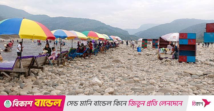 পূজার ছুটিতে সিলেটে হোটেল সংকটে পর্যটকরা