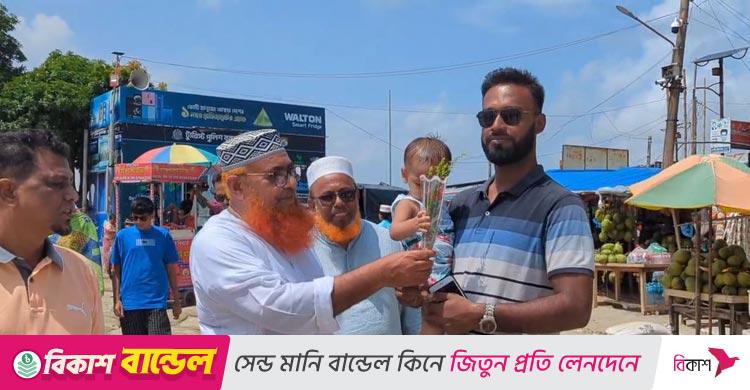পর্যটন দিবসে কুয়াকাটায় পর্যটকদের ফুল দিয়ে বরণ